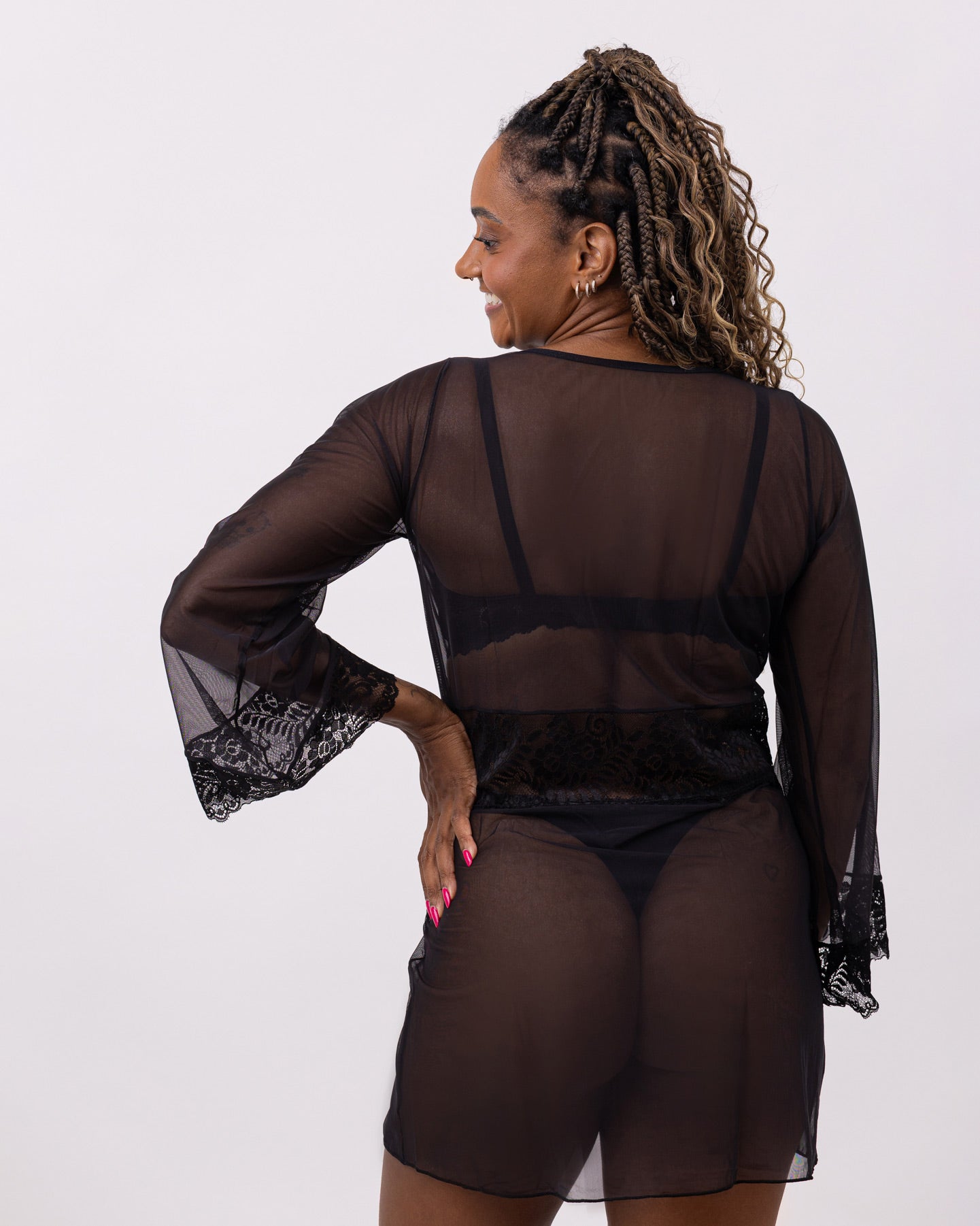Robe Curto de Tule com Renda Manga Longa e Fechamento em Cetim Bea