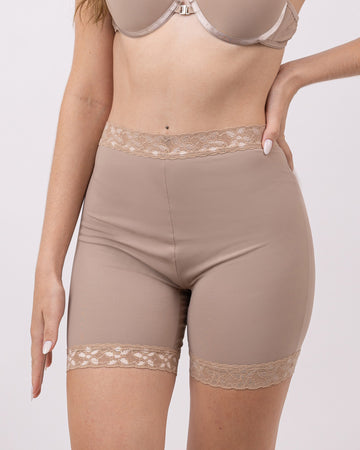 Shorts Bermuda Modeladora de Microfibra com Cós Alto e Detalhe em Renda Camila