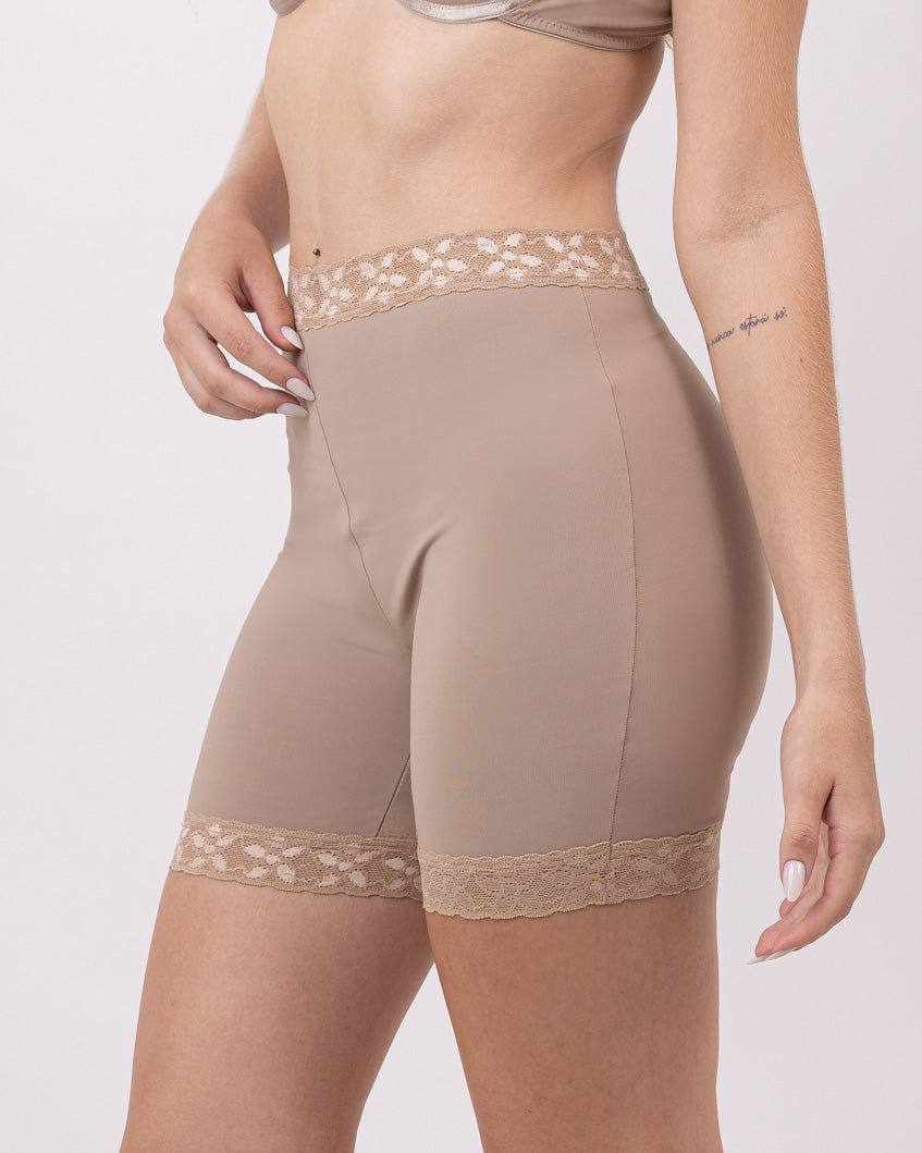 Shorts Bermuda Modeladora de Microfibra com Cós Alto e Detalhe em Renda Camila