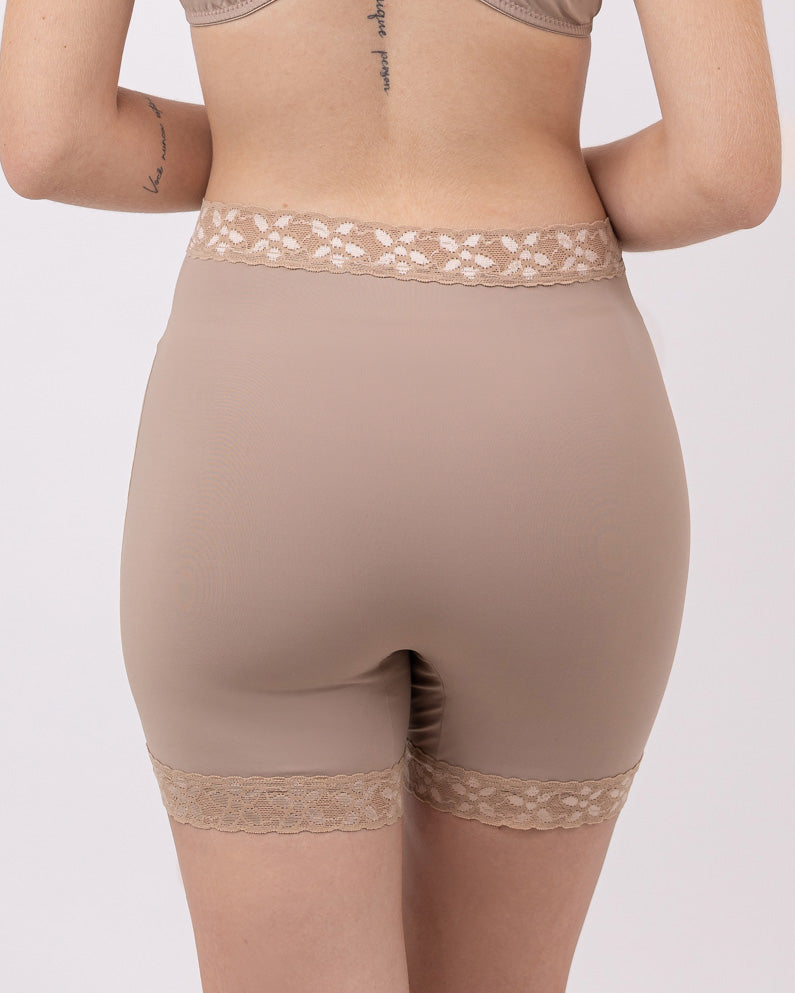 Shorts Bermuda Modeladora de Microfibra com Cós Alto e Detalhe em Renda Camila
