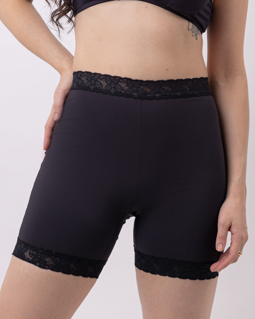 Shorts Bermuda Modeladora de Microfibra com Cós Alto e Detalhe em Renda Camila